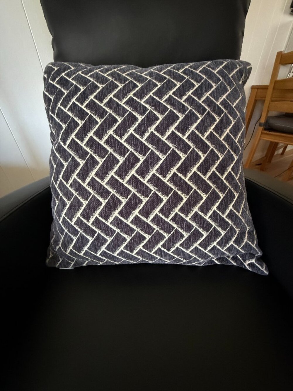 Cut Velvet Geometric 18x18 Pillow w/insert Navy & White